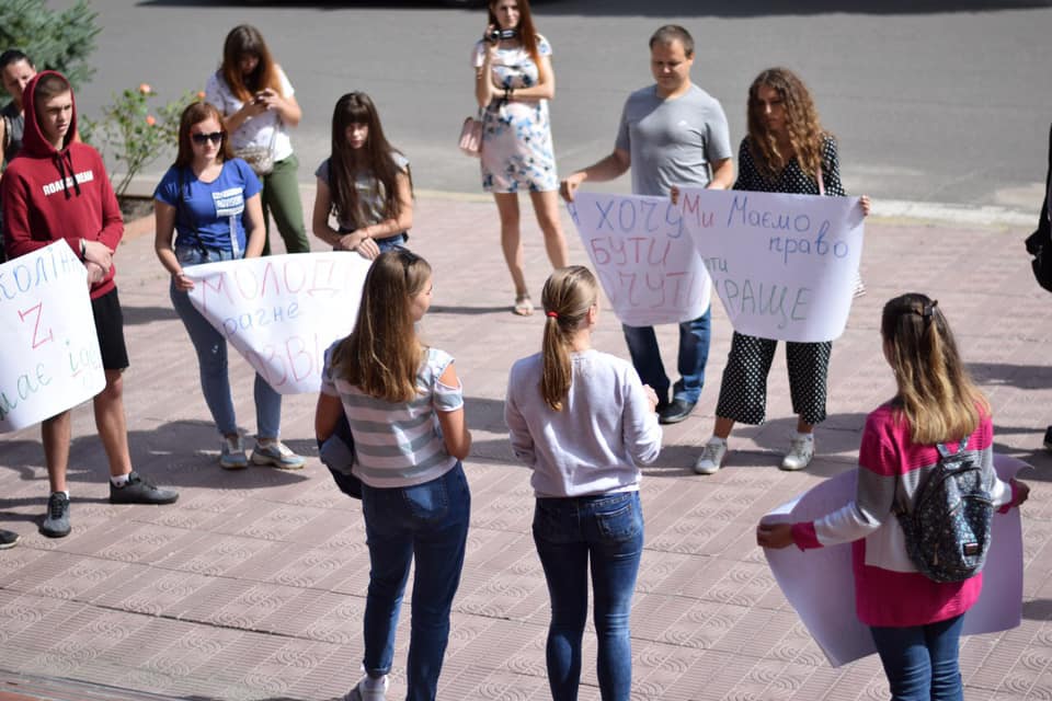 Мирная акция протеста молодежи в городе Лисичанске 